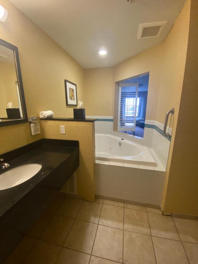 Holiday Inn Express And Suites Detroit North-Troy By Ihg Exteriör bild
